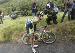 Alberto Contador crashes out in stage 10